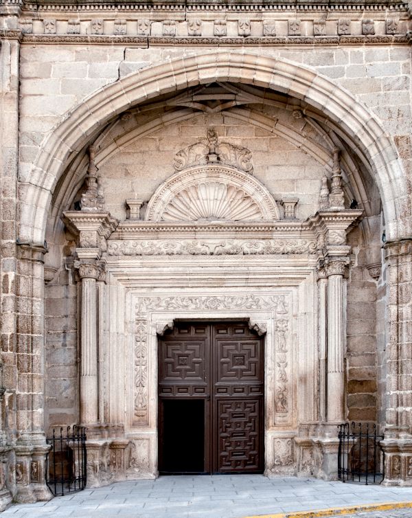 Portada de la Iglesia de San Cristóbal en Almorox