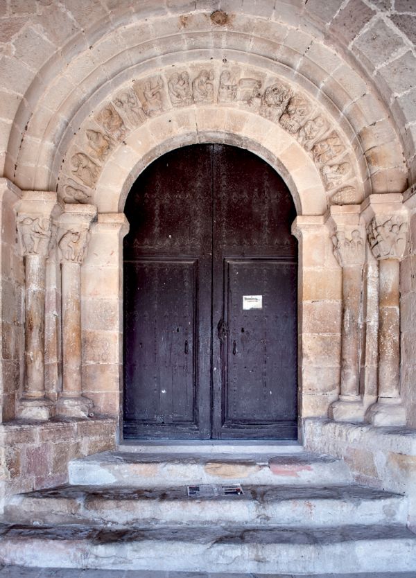 Portada de la Iglesia de San Miguel en Beleña