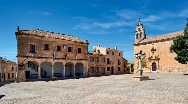 La plaza del Infante Don Juan Manuel con el Palacio del Concejo y la Iglesia de San Juan Bautista
