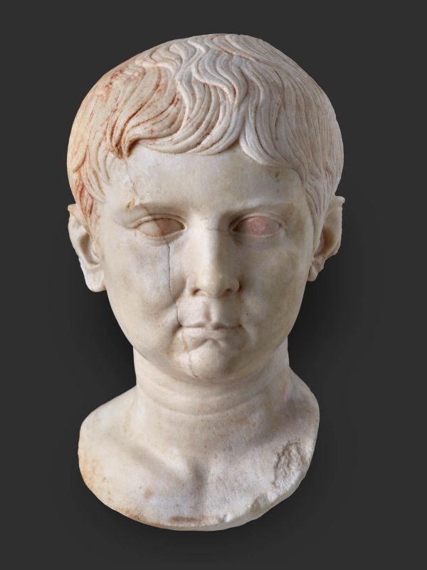 Cabeza de Lucio César tallada en mármol